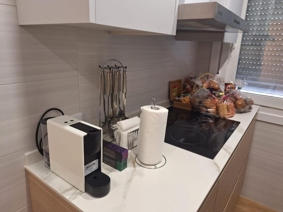 Coffee/tea facilities, Kitchen or kitchenette, Food and drinks, stove