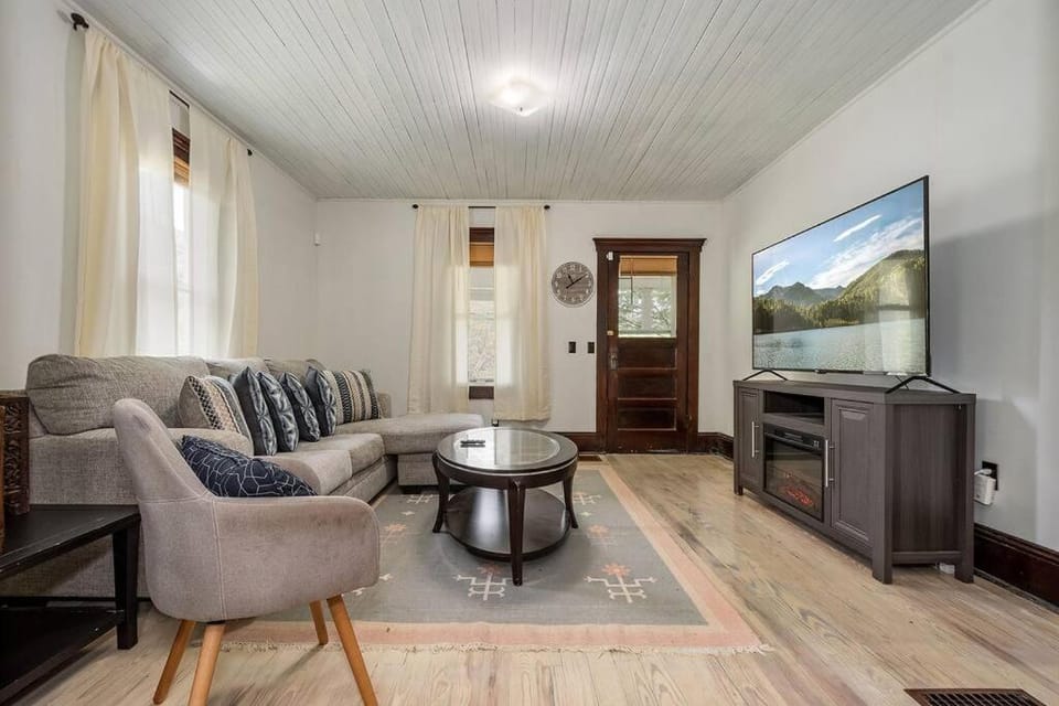 Mountain Serene Views and Creek-side Charm - Pet friendly House in Shenandoah Valley