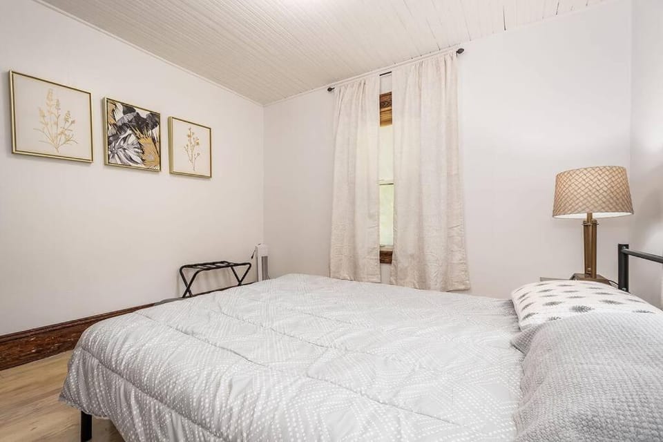 Mountain Serene Views and Creek-side Charm - Pet friendly House in Shenandoah Valley