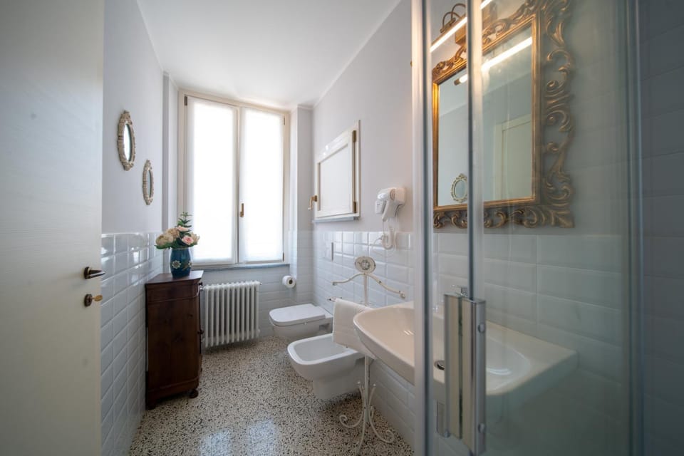 Shower, Toilet, Bathroom, bidet, towels