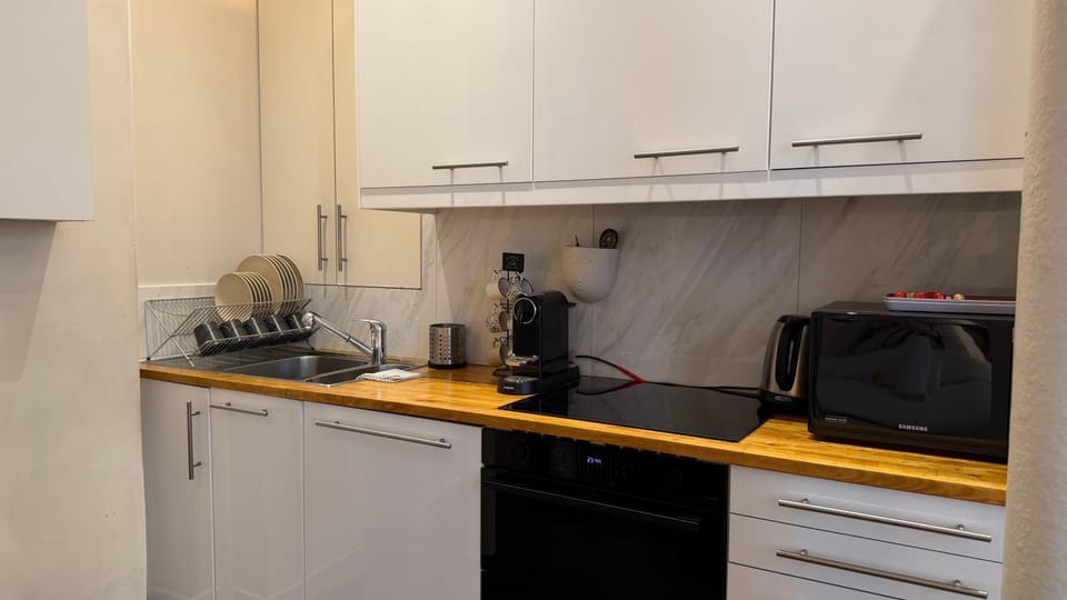 Coffee/tea facilities, Kitchen or kitchenette, stove, toaster