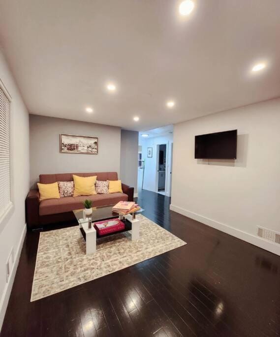 Entire Modern 1 Fam house/ 7 min walk to NYC Train House in Yonkers