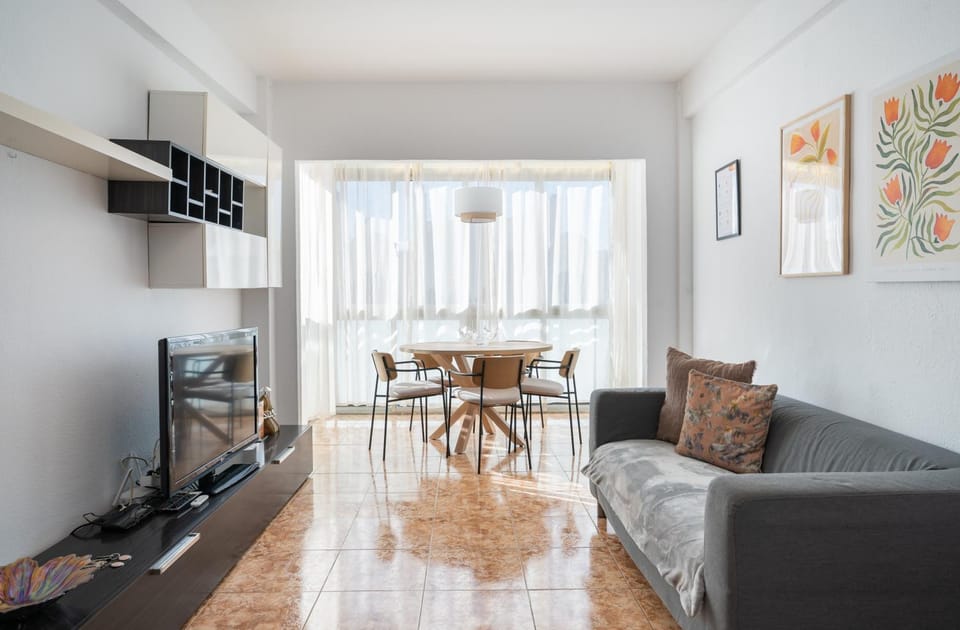 TV and multimedia, Kitchen or kitchenette, Living room, Seating area, Dining area