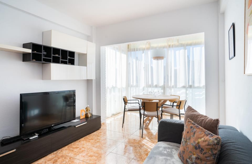 TV and multimedia, Living room, Seating area, Dining area