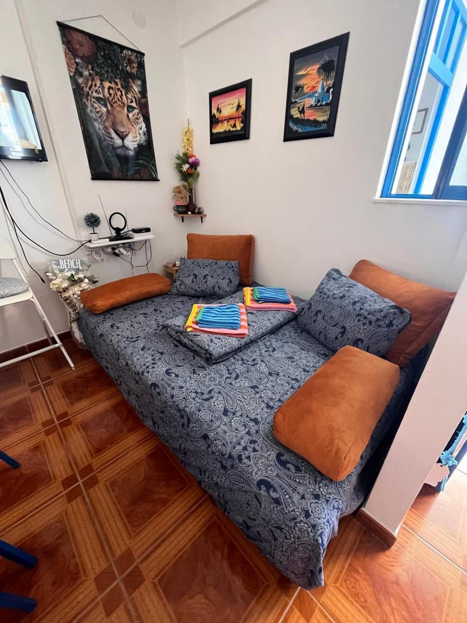 Bed, TV and multimedia, Living room, Photo of the whole room, Bedroom