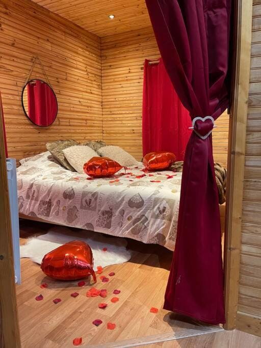 Romantique chalet avec sauna et jacuzzi extérieur Chalet in Centre-Val de Loire