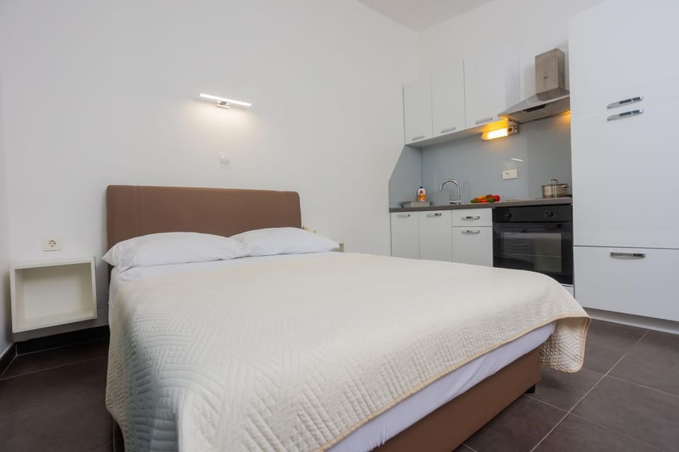 Bed, Bedroom, pet friendly, stove