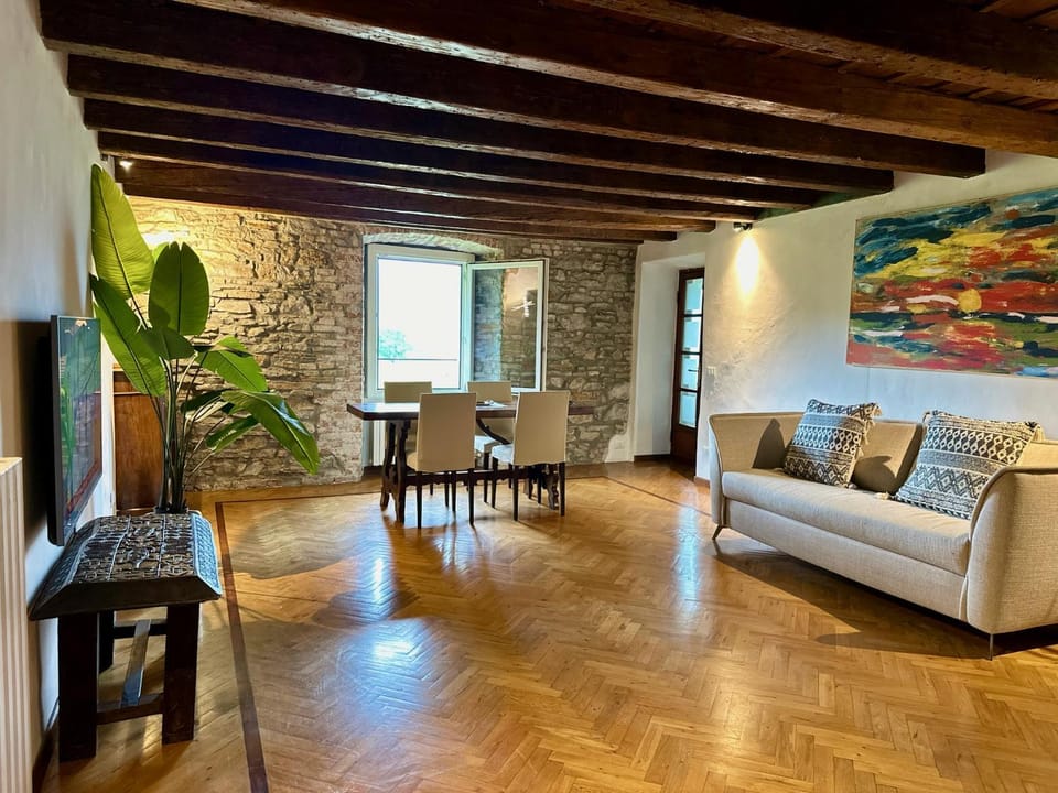 TV and multimedia, Living room, Seating area, Dining area