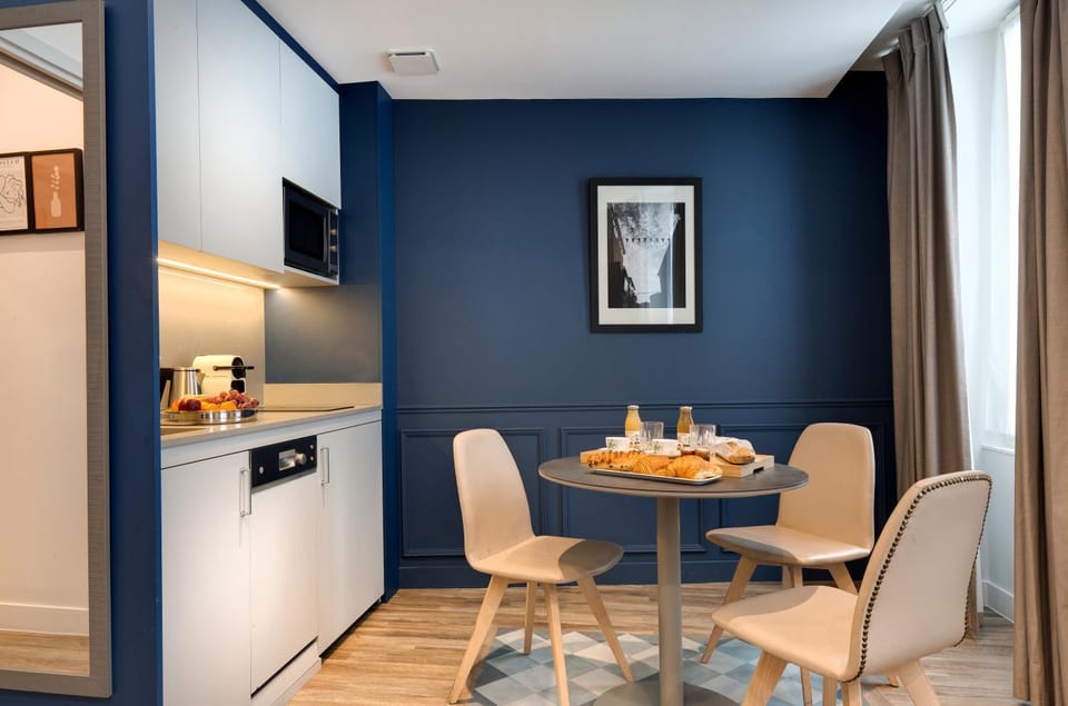 Kitchen or kitchenette, Dining area