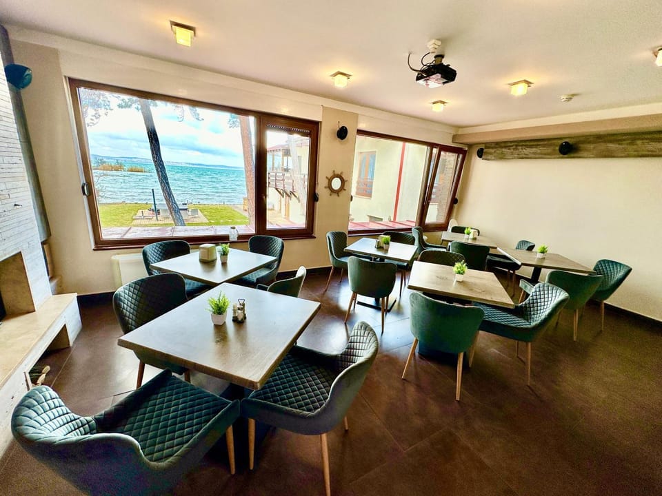 Restaurant/places to eat, Summer, Lounge or bar