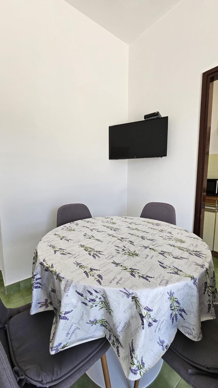 Communal lounge/ TV room, TV and multimedia, Living room, Seating area, Dining area