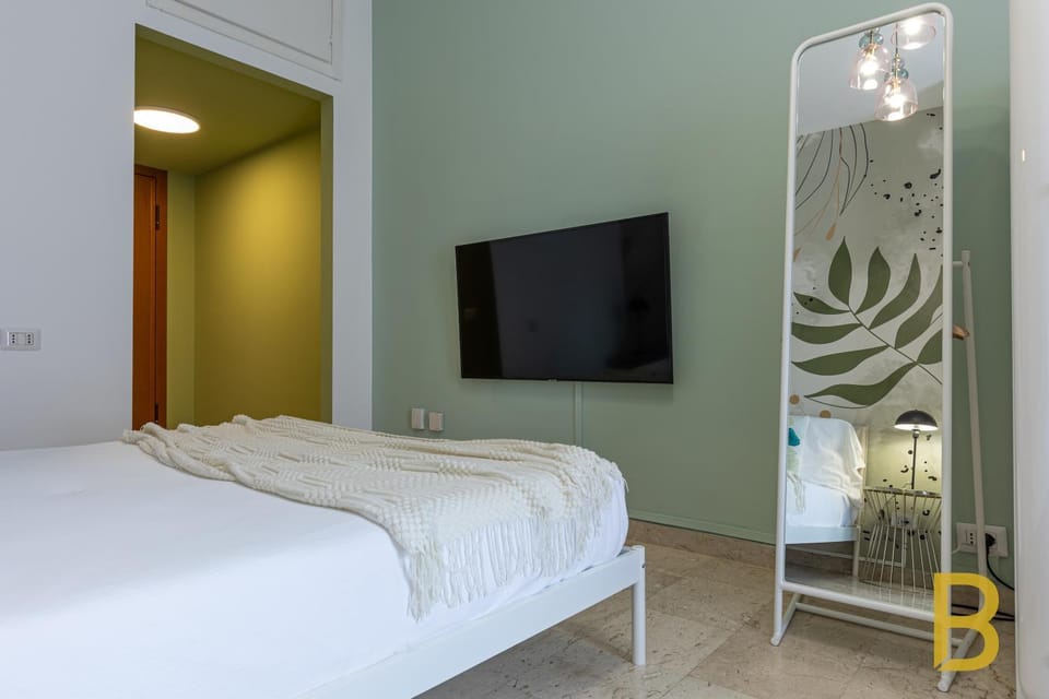 Bed, TV and multimedia, Bedroom