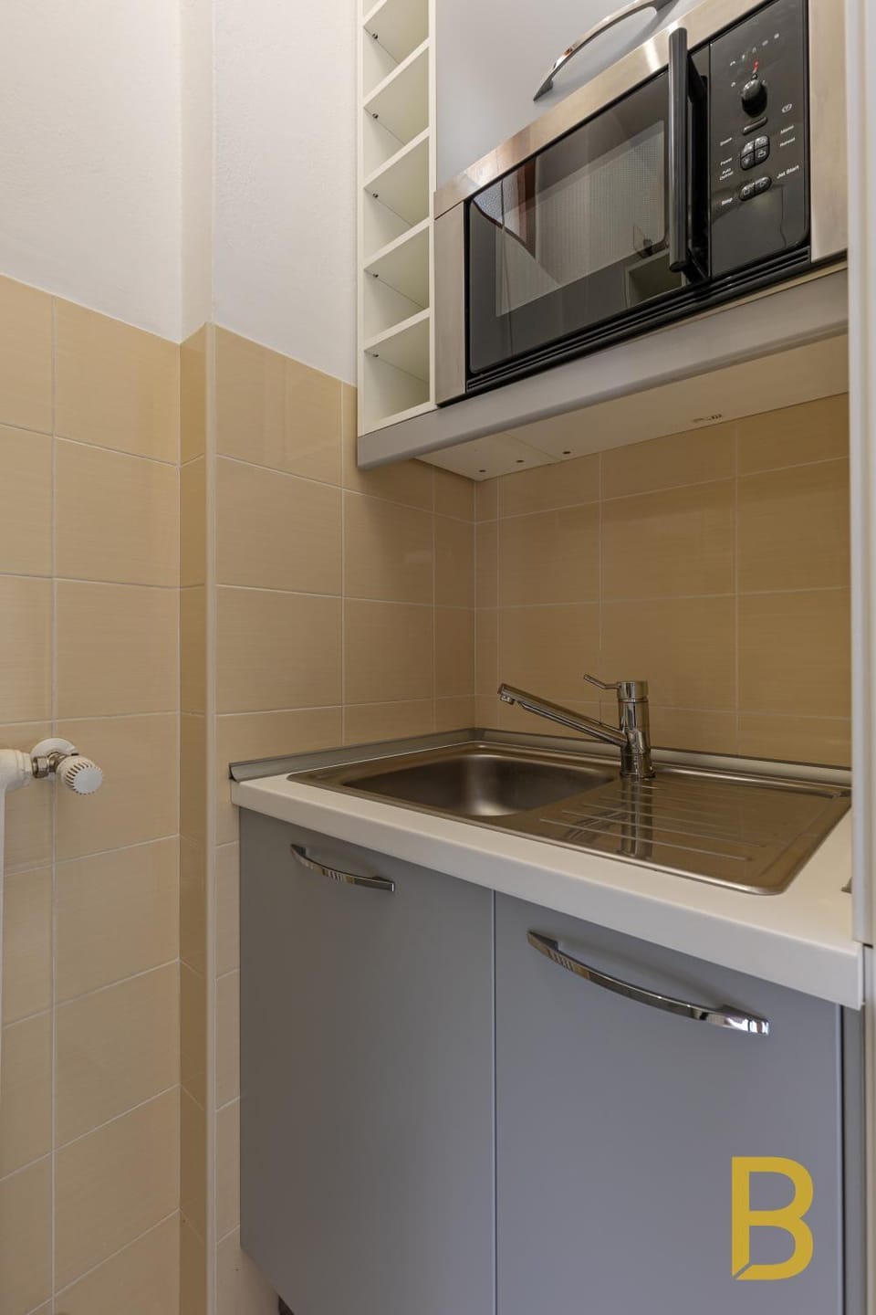 Kitchen or kitchenette, minibar