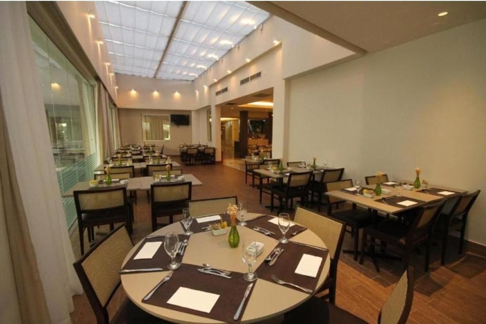 Restaurant/places to eat, Banquet/Function facilities, Seating area