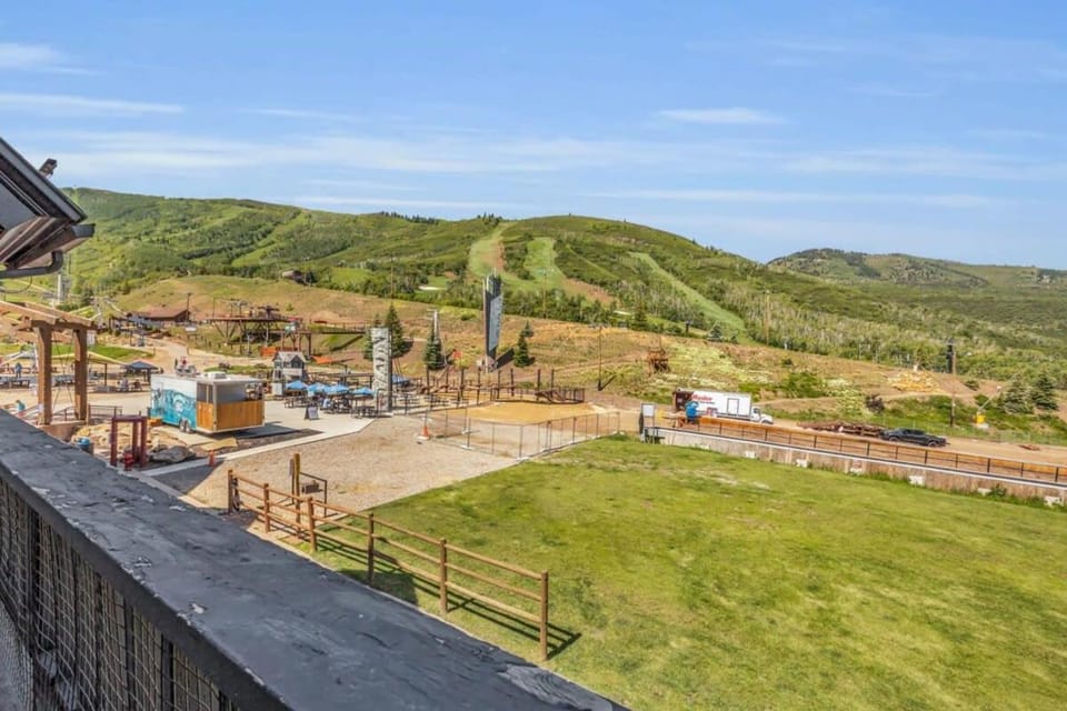 1BR Ski in Ski Out Steps to Lifts House in Park City