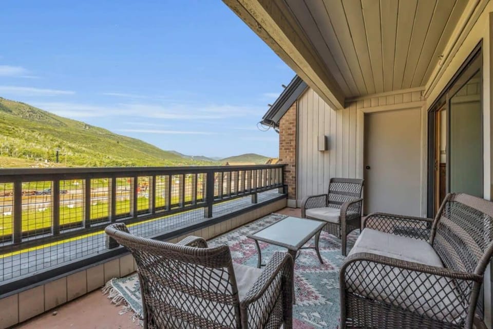 1BR Ski in Ski Out Steps to Lifts House in Park City