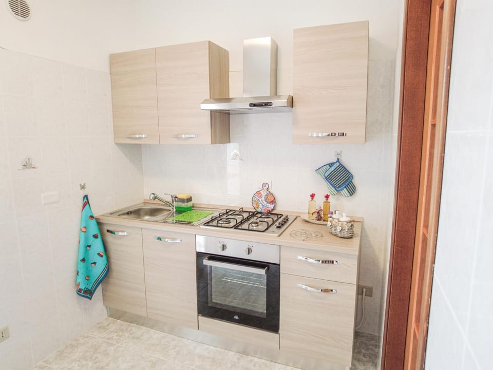 Kitchen or kitchenette, pet friendly, stove