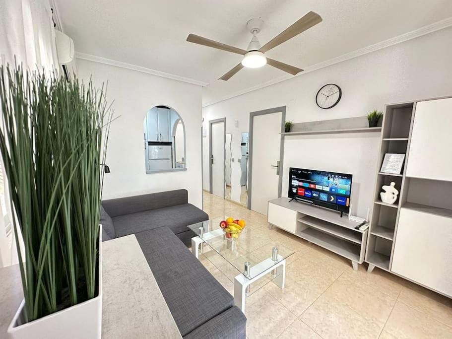 Communal lounge/ TV room, Bed, TV and multimedia, Living room, Photo of the whole room, fireplace