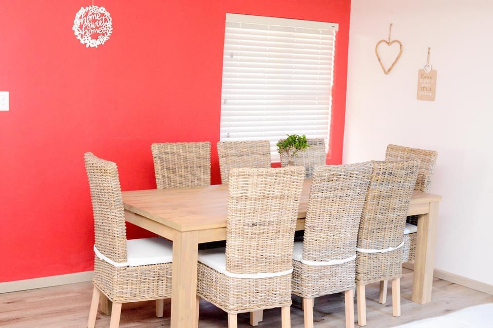 Seating area, Dining area