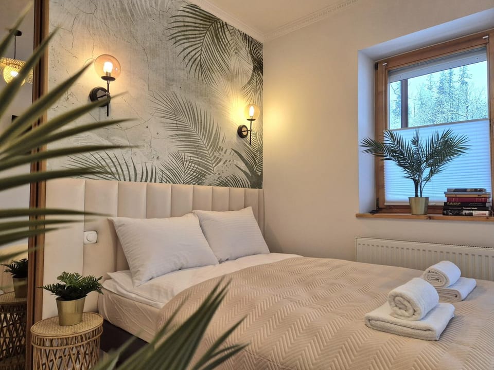 Bed, Bedroom, towels