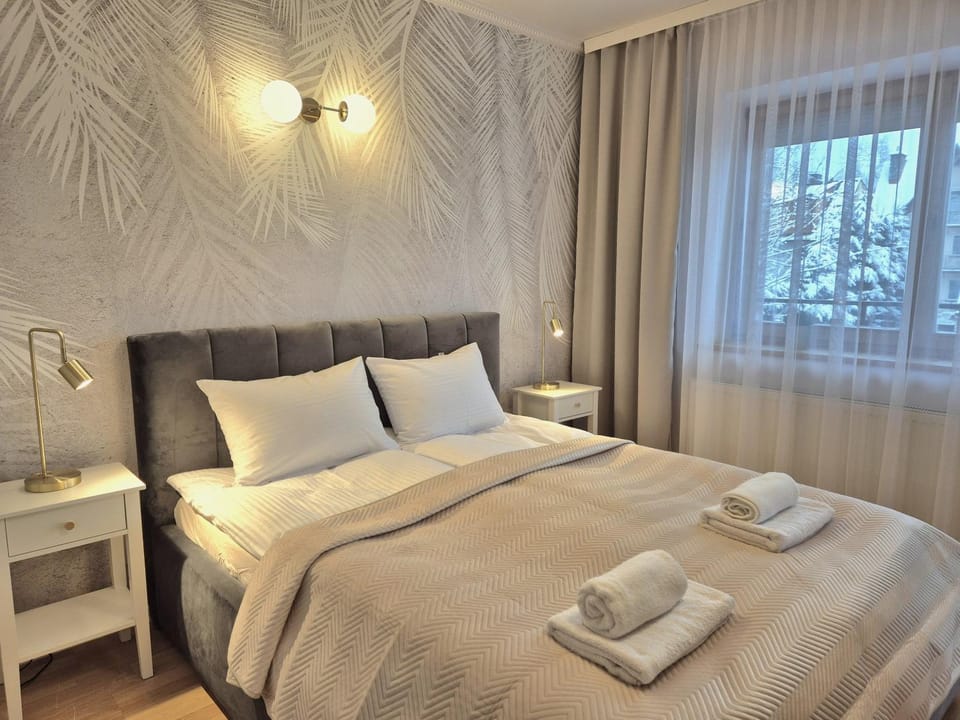 Bed, Bedroom, towels