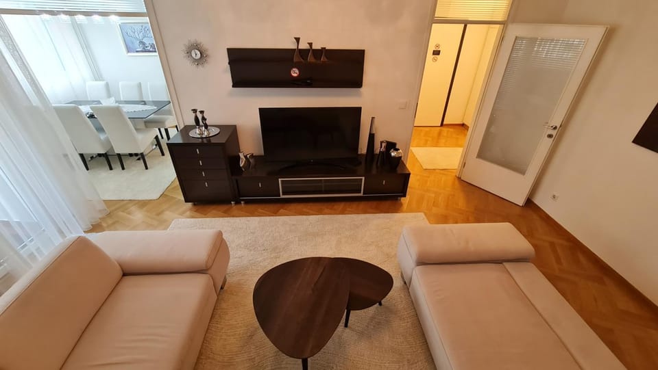Communal lounge/ TV room, TV and multimedia, Living room, Seating area, Evening entertainment