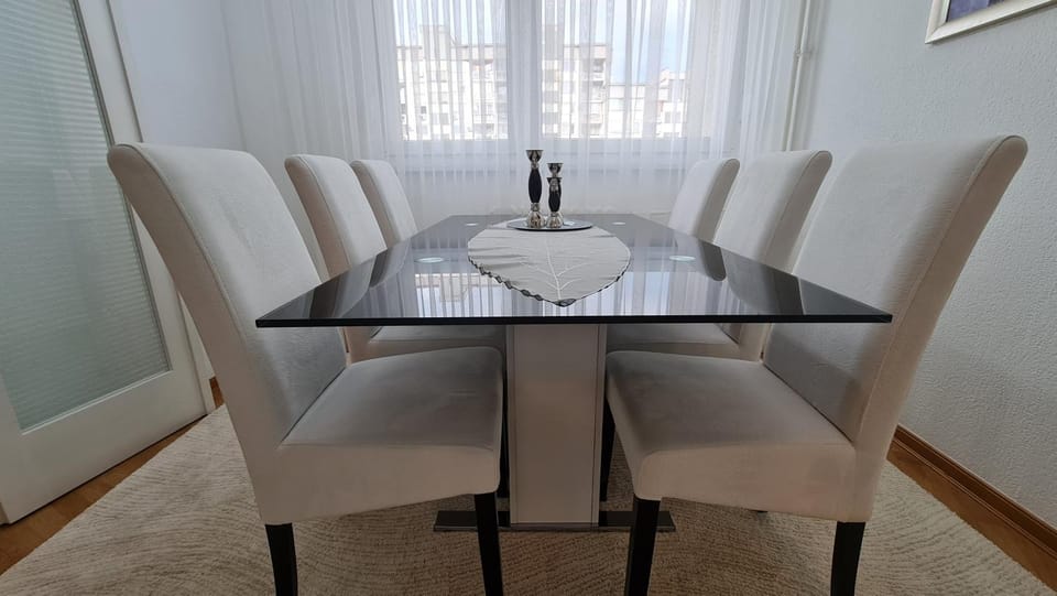 Seating area, Dining area