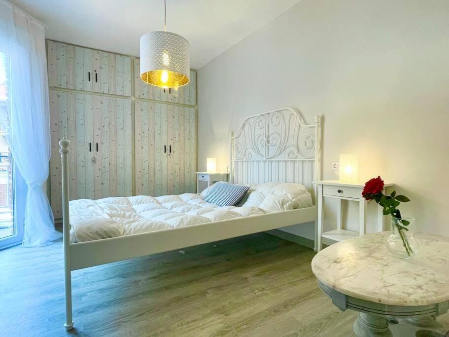 Photo of the whole room, Bedroom