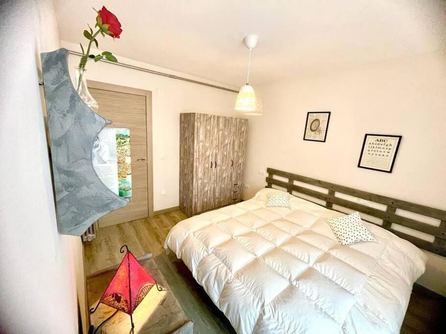 Photo of the whole room, Bedroom
