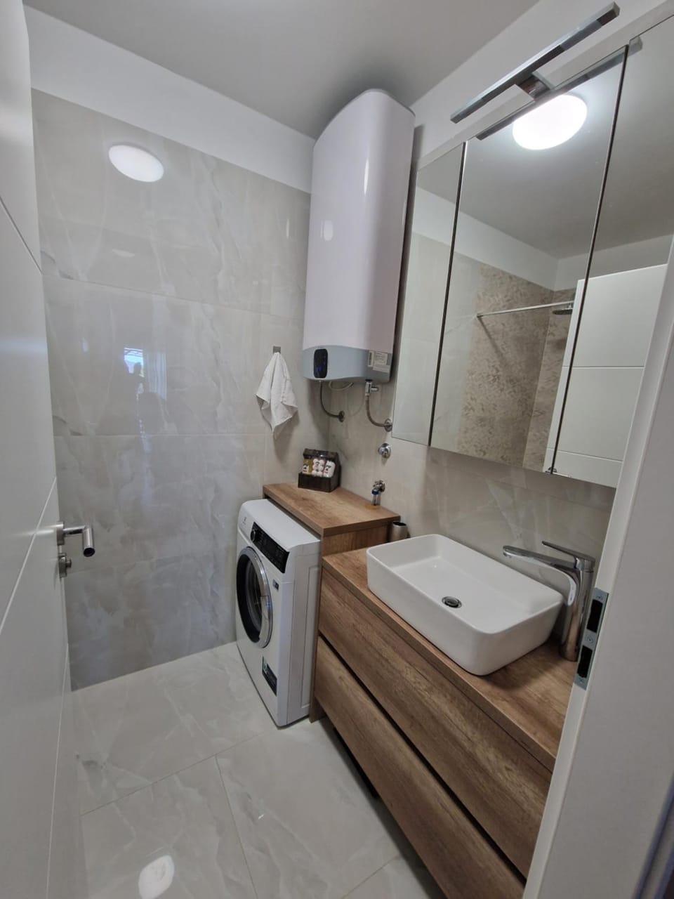 Shower, Bathroom, towels, washing machine