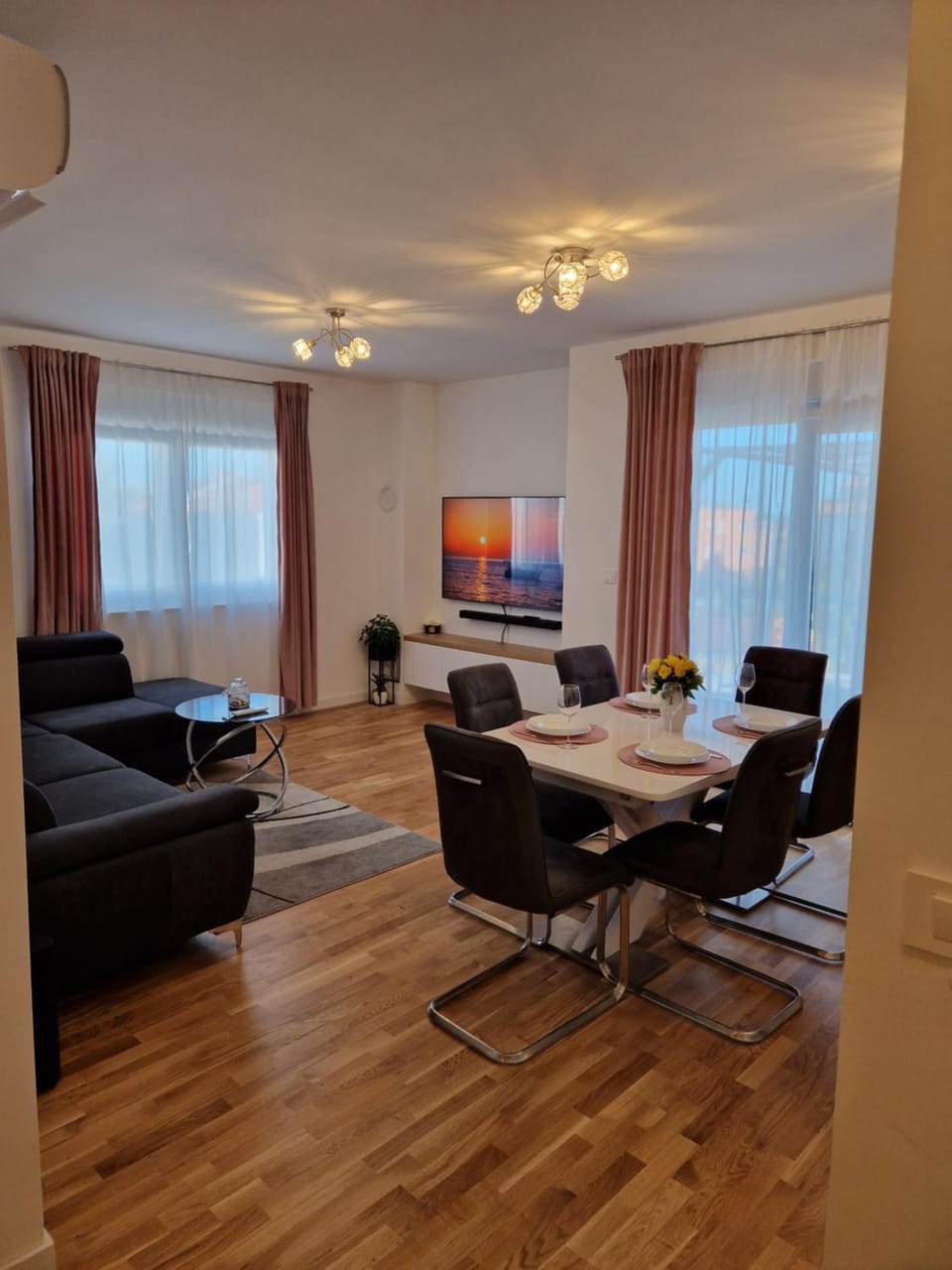 Communal lounge/ TV room, TV and multimedia, Living room, Seating area, Dining area, Evening entertainment