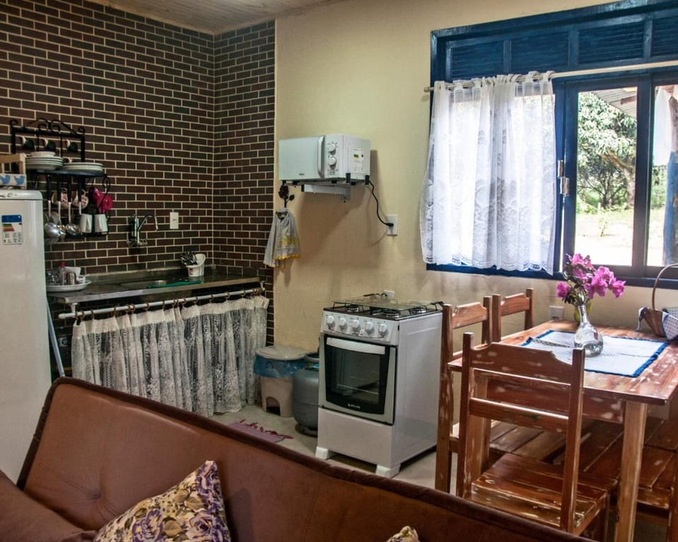 Kitchen or kitchenette, Dining area, minibar, oven, pet friendly, stove, toaster