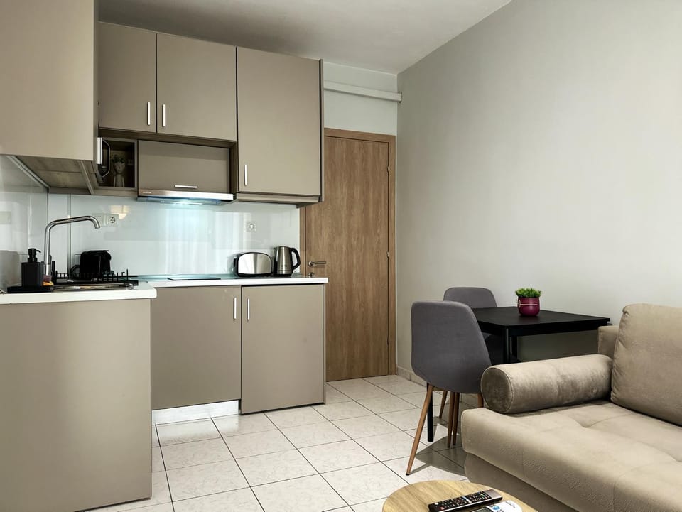 Coffee/tea facilities, Kitchen or kitchenette, Living room, Dining area, minibar, stove, toaster