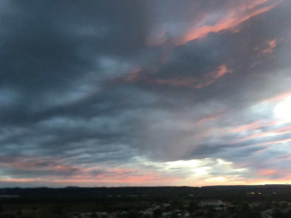 Châteauneuf du Pape - Chez Marie - Suite en duplex - idéale pour 4 adultes - 2 enfants - terrasse - vue panoramique - Jacuzzi en option Bed and Breakfast in Provence-Alpes-Côte d'Azur