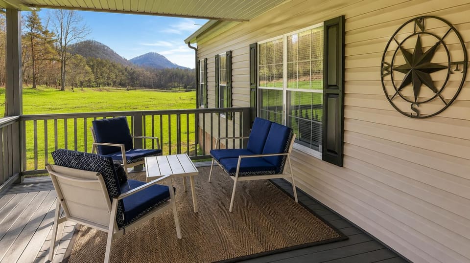 Cozy Cottage with Full View of the Mountains! House in Georgia