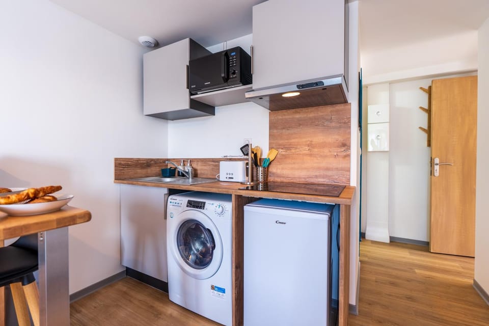Kitchen or kitchenette, minibar, stove, washing machine, dryer