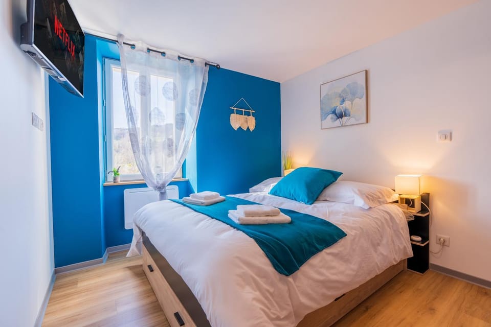 Bed, TV and multimedia, Photo of the whole room, Bedroom, towels