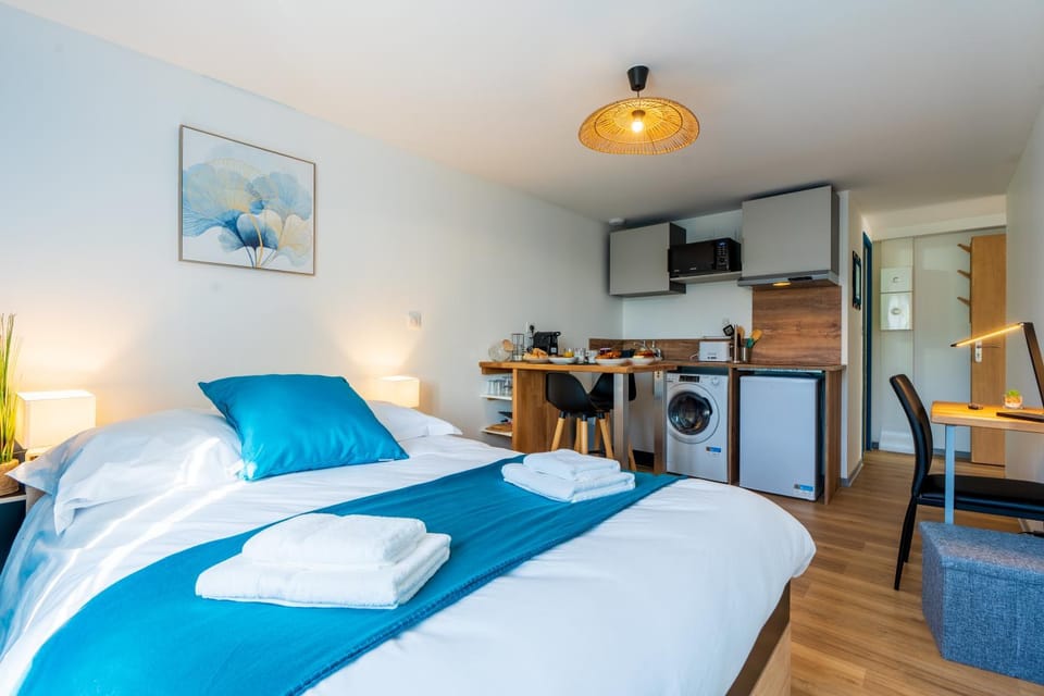 Bed, TV and multimedia, Kitchen or kitchenette, Living room, Photo of the whole room, Seating area, Dining area, Bedroom, minibar, stove, toaster