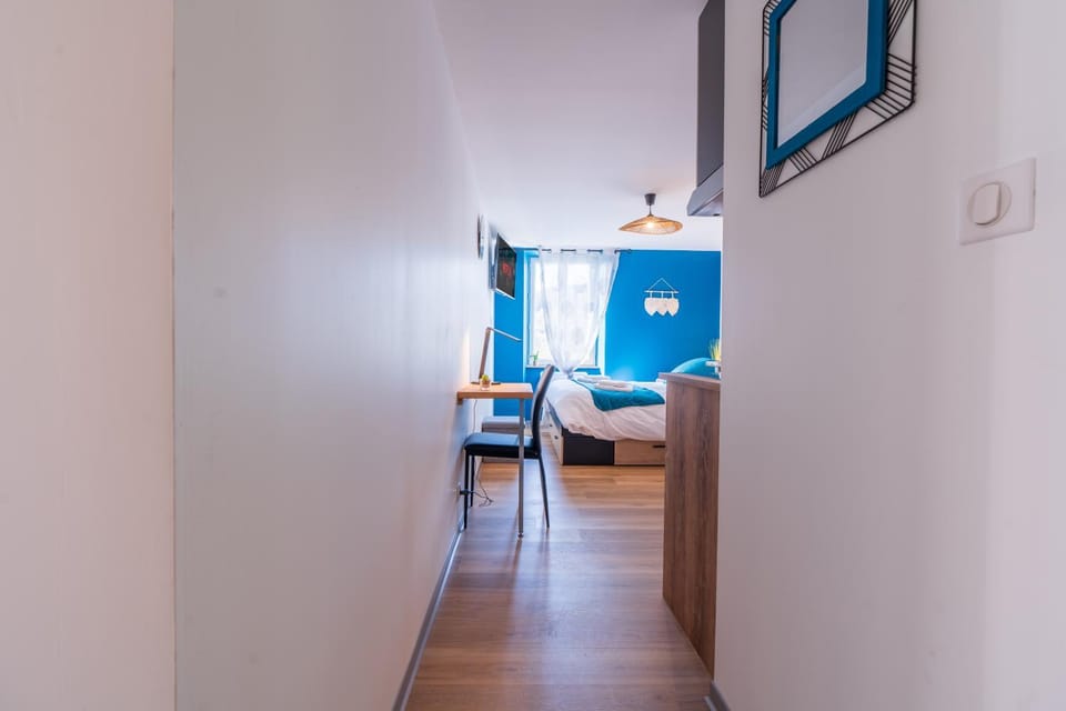 Bed, Living room, Photo of the whole room, Seating area, Bedroom