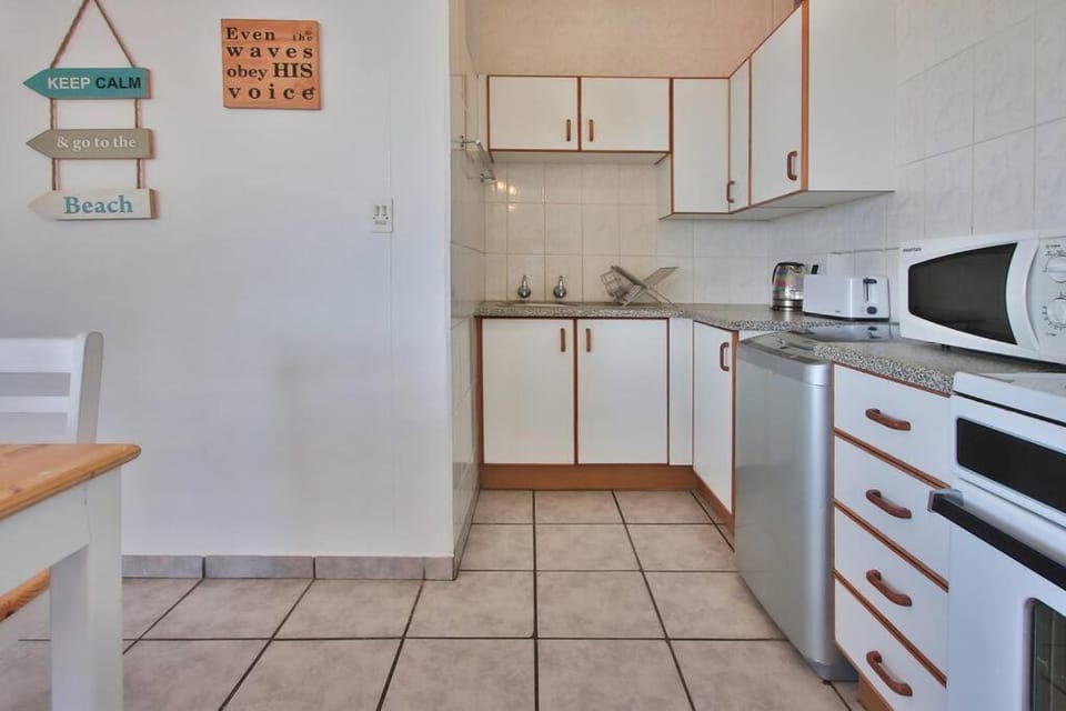 Kitchen or kitchenette, minibar, stove, toaster, washing machine