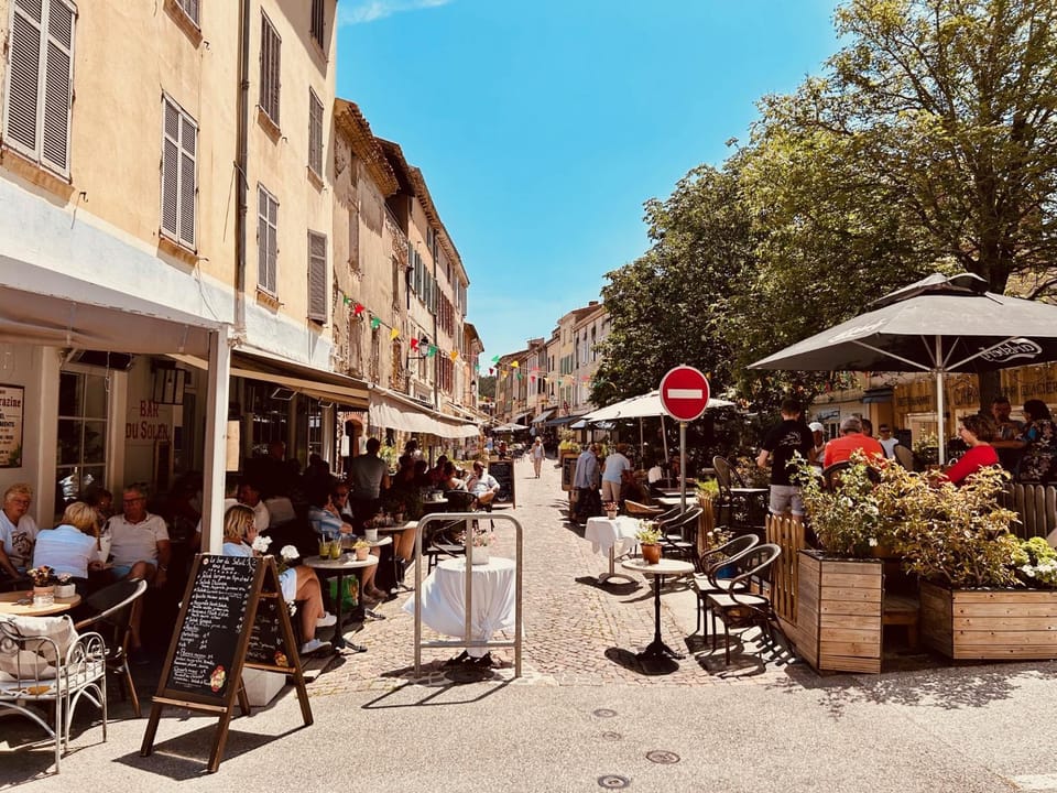 Restaurant/places to eat, Neighbourhood, Food and drinks
