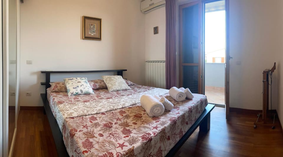Balcony/Terrace, Photo of the whole room, Bedroom, towels, air conditioner