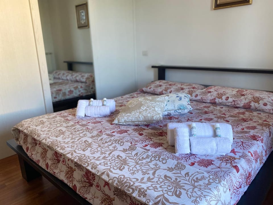Photo of the whole room, Bedroom, towels