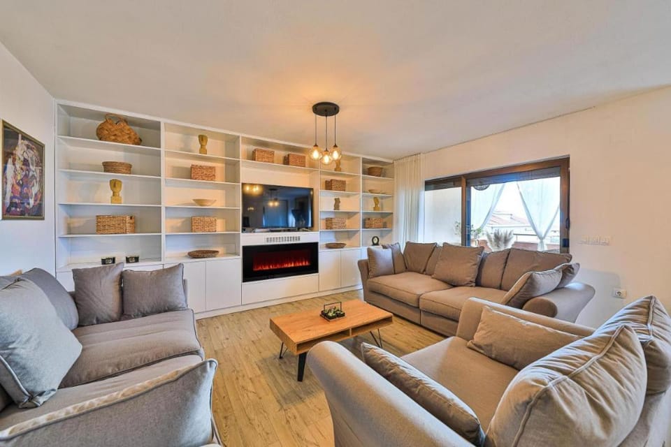 IPM Apartments Kaštela, parking, pool, 10 minutes from Split airport Apartment in Šibenik-Knin County, Croatia