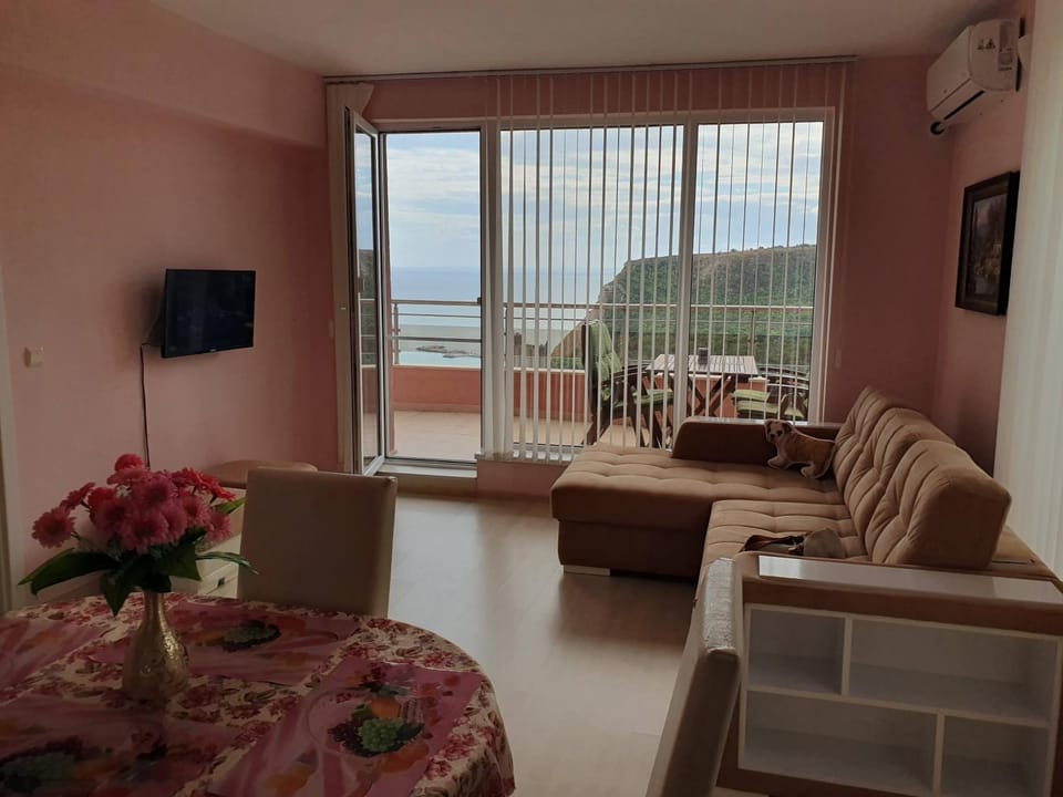 The Seaview jacuzzi Suite complex Karia Apartment in Kavarna