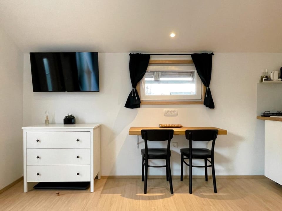 TV and multimedia, Kitchen or kitchenette, Dining area
