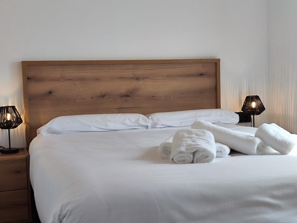 Bed, Photo of the whole room, Bedroom, towels