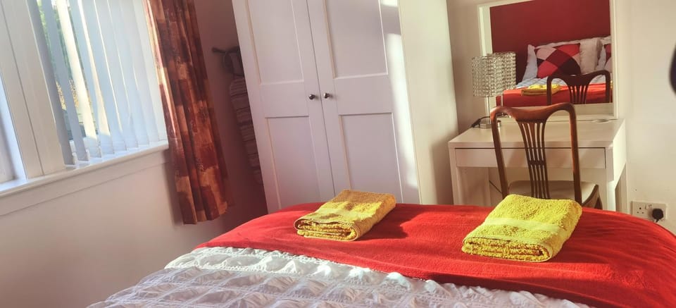 Parkside 2 bedrooms appartment with encolsed garden Apartment in England