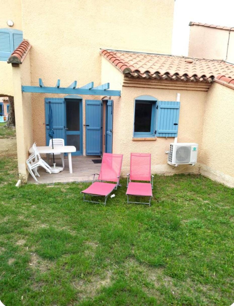 Property building, Patio, Day, Garden, Garden view, sunbed