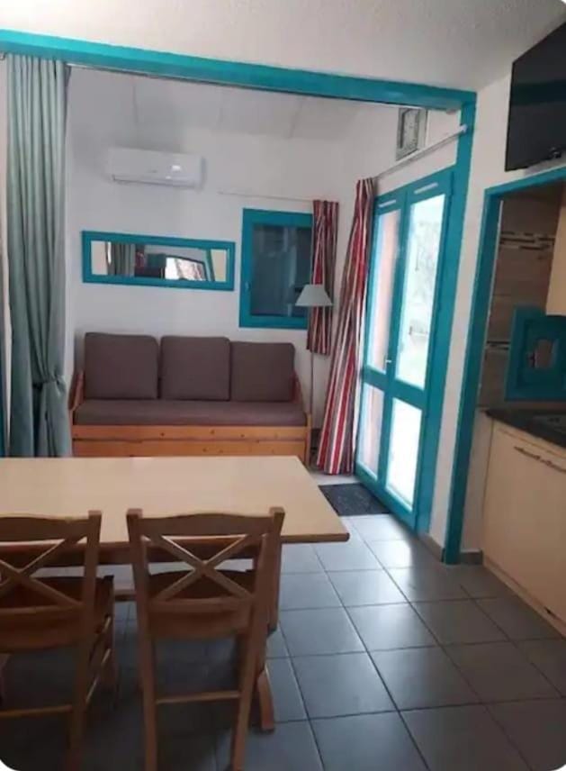 Living room, Seating area, Dining area, air conditioner